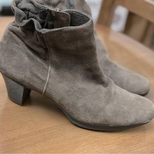 Stylish ankle boots - suede, brown.